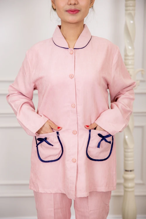 زي عاملة شتوي قطعتين أكمام طويلة وجيوب فيونكة و ياقة بازرار أمامية