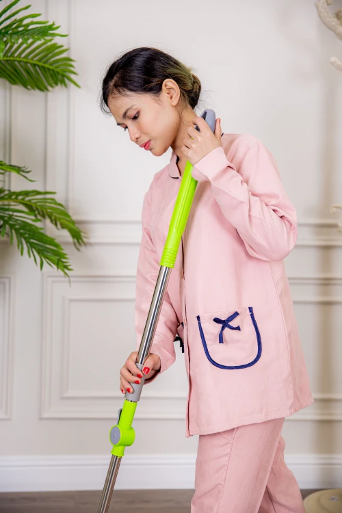 زي عاملة شتوي قطعتين أكمام طويلة وجيوب فيونكة و ياقة بازرار أمامية