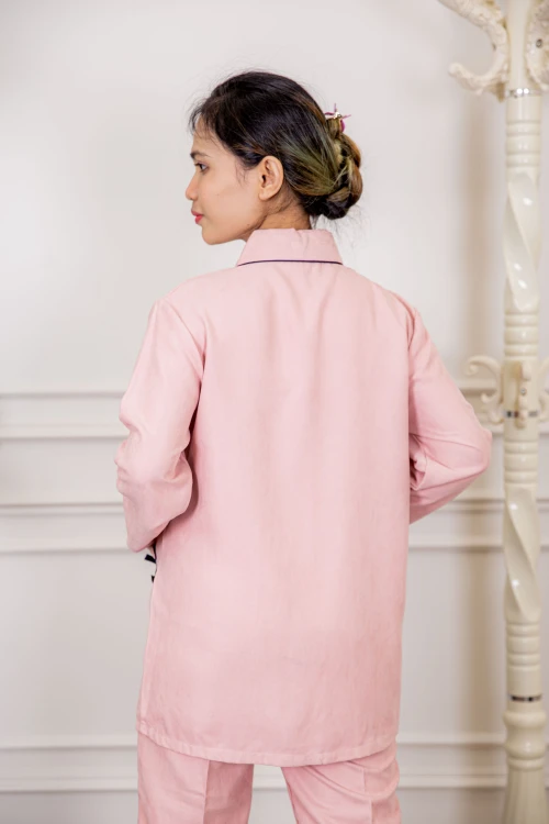 زي عاملة شتوي قطعتين أكمام طويلة وجيوب فيونكة و ياقة بازرار أمامية