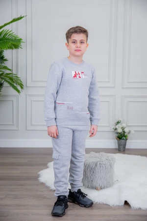 طقم ولادي أنيق قطعتين لون رمادي أكمام طويلة مع كتابة أمامية و بنطلون بجيوب و مطاط من الأسفل