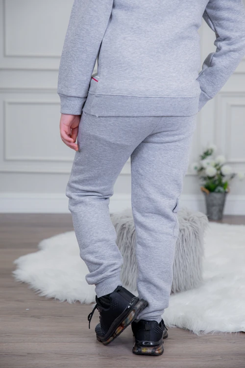 طقم ولادي أنيق قطعتين لون رمادي أكمام طويلة مع كتابة أمامية و بنطلون بجيوب و مطاط من الأسفل