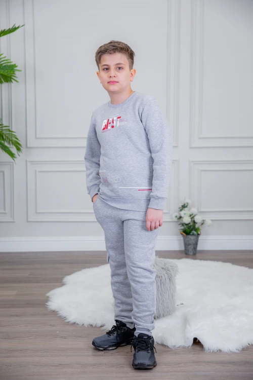 طقم ولادي أنيق قطعتين لون رمادي أكمام طويلة مع كتابة أمامية و بنطلون بجيوب و مطاط من الأسفل