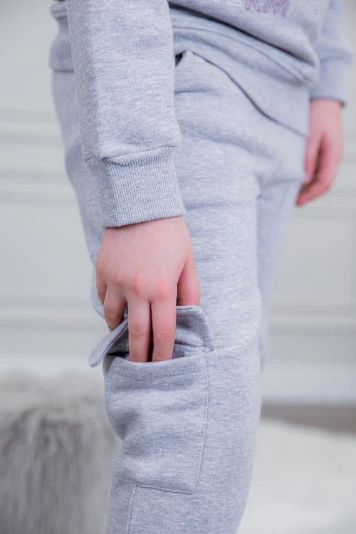 طقم ولادي أنيق قطعتين لون رمادي أكمام طويلة مع كتابة أمامية و بنطلون بجيوب و مطاط من الأسفل