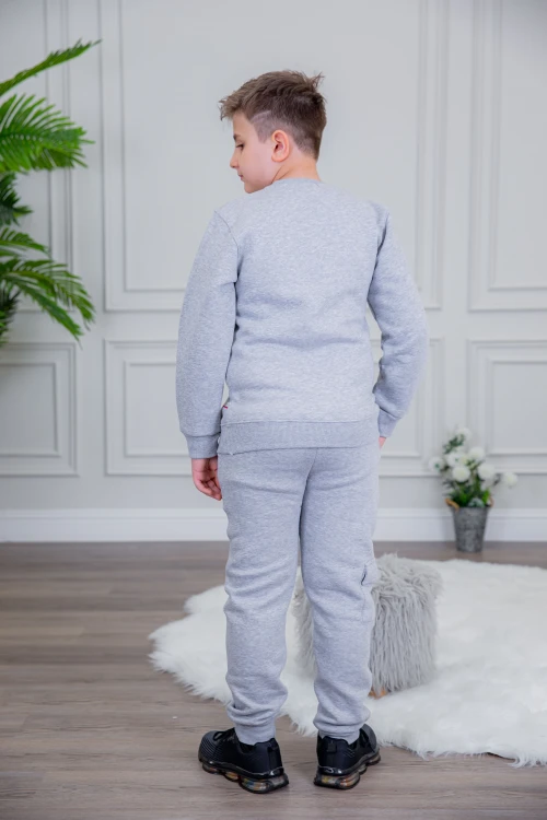 طقم ولادي أنيق قطعتين لون رمادي أكمام طويلة مع كتابة أمامية و بنطلون بجيوب و مطاط من الأسفل