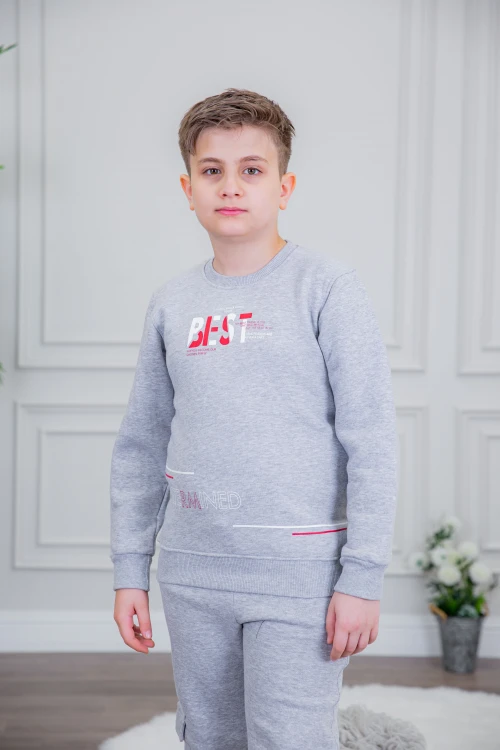 طقم ولادي أنيق قطعتين لون رمادي أكمام طويلة مع كتابة أمامية و بنطلون بجيوب و مطاط من الأسفل