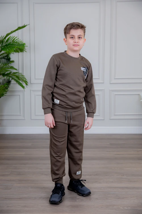 طقم ولادي أنيق قطعتين لون بني أكمام طويلة مع كتابة أمامية و بنطلون بجيوب و مطاط من الأسفل