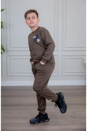 طقم ولادي أنيق قطعتين لون بني أكمام طويلة مع كتابة أمامية و بنطلون بجيوب و مطاط من الأسفل