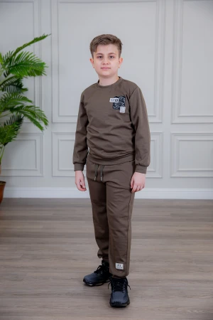 طقم ولادي أنيق قطعتين لون بني أكمام طويلة مع كتابة أمامية و بنطلون بجيوب و مطاط من الأسفل