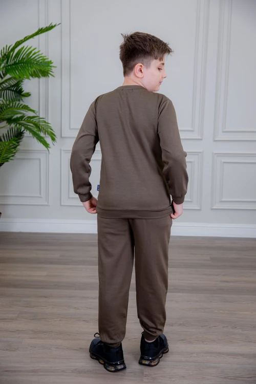 طقم ولادي أنيق قطعتين لون بني أكمام طويلة مع كتابة أمامية و بنطلون بجيوب و مطاط من الأسفل