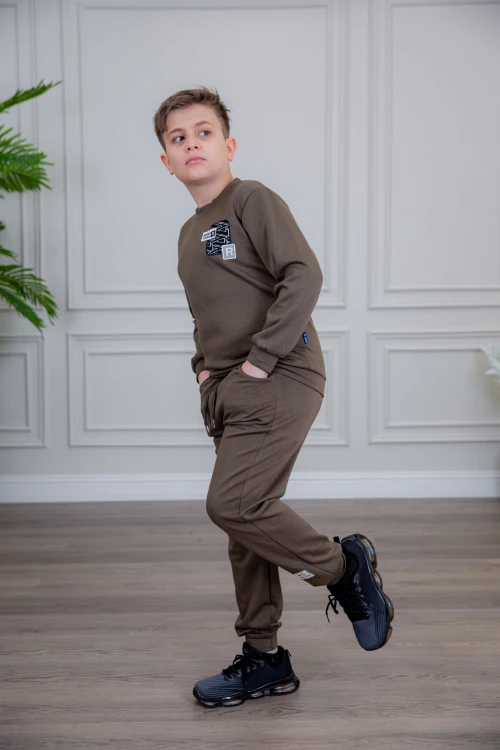 طقم ولادي أنيق قطعتين لون بني أكمام طويلة مع كتابة أمامية و بنطلون بجيوب و مطاط من الأسفل