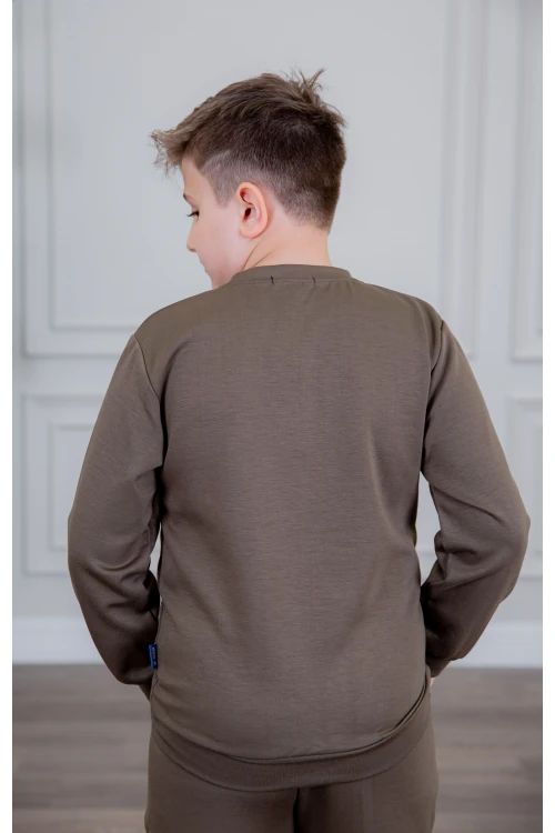 طقم ولادي أنيق قطعتين لون بني أكمام طويلة مع كتابة أمامية و بنطلون بجيوب و مطاط من الأسفل