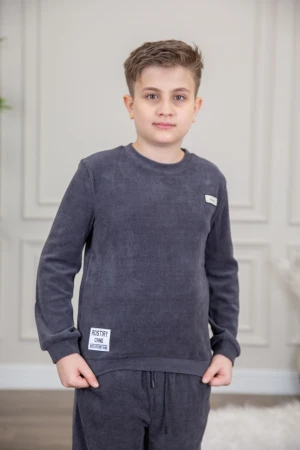 طقم ولادي أنيق قطعتين لون كحلي أكمام طويلة مع كتابة أمامية و بنطلون بجيوب و مطاط من الأسفل