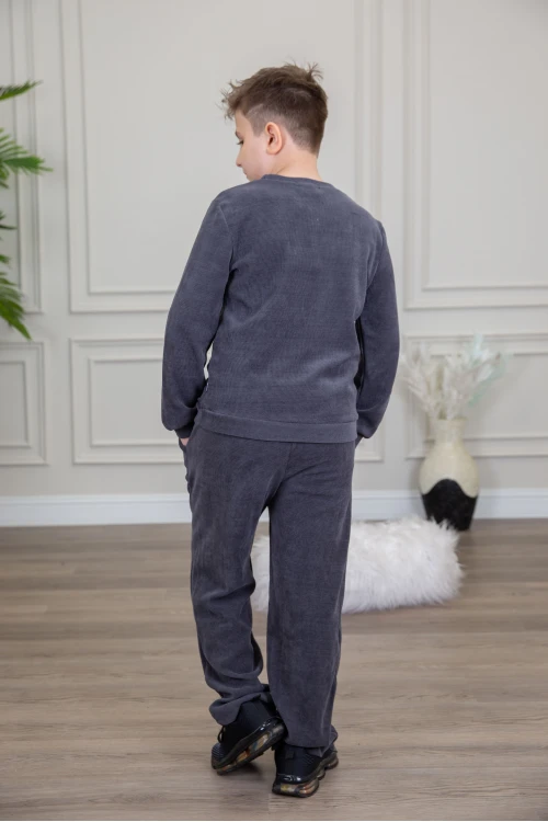 طقم ولادي أنيق قطعتين لون كحلي أكمام طويلة مع كتابة أمامية و بنطلون بجيوب و مطاط من الأسفل