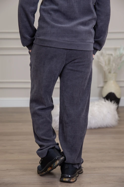 طقم ولادي أنيق قطعتين لون كحلي أكمام طويلة مع كتابة أمامية و بنطلون بجيوب و مطاط من الأسفل