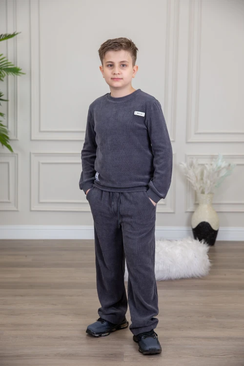 طقم ولادي أنيق قطعتين لون كحلي أكمام طويلة مع كتابة أمامية و بنطلون بجيوب و مطاط من الأسفل