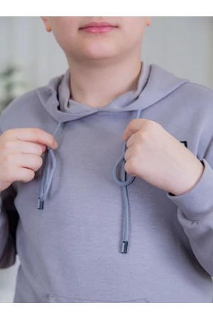 طقم ولادي أنيق قطعتين لون موف مع قبعة هودي و أكمام طويلة مع كتابة أمامية و بنطلون بجيوب و مطاط من الأسفل