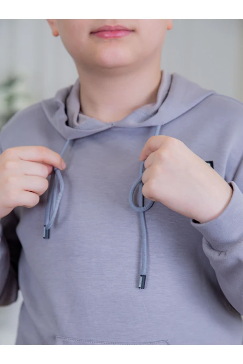 طقم ولادي أنيق قطعتين لون موف مع قبعة هودي و أكمام طويلة مع كتابة أمامية و بنطلون بجيوب و مطاط من الأسفل