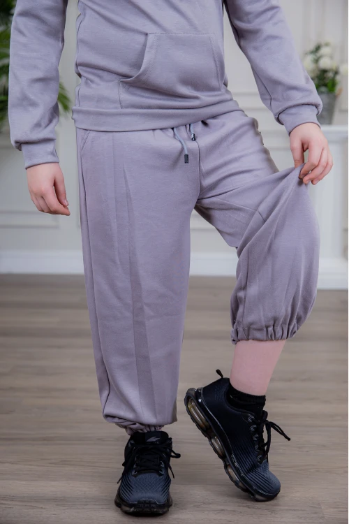 طقم ولادي أنيق قطعتين لون موف مع قبعة هودي و أكمام طويلة مع كتابة أمامية و بنطلون بجيوب و مطاط من الأسفل