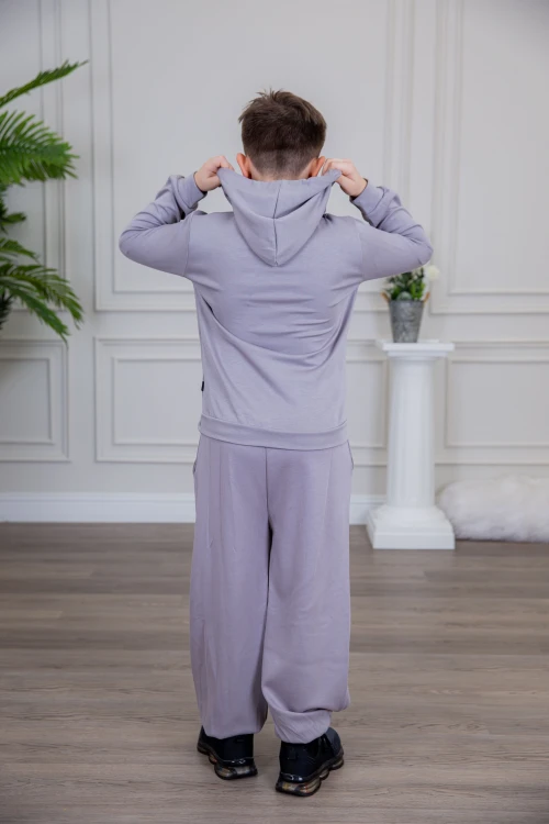 طقم ولادي أنيق قطعتين لون موف مع قبعة هودي و أكمام طويلة مع كتابة أمامية و بنطلون بجيوب و مطاط من الأسفل