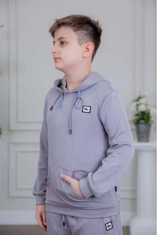 طقم ولادي أنيق قطعتين لون موف مع قبعة هودي و أكمام طويلة مع كتابة أمامية و بنطلون بجيوب و مطاط من الأسفل