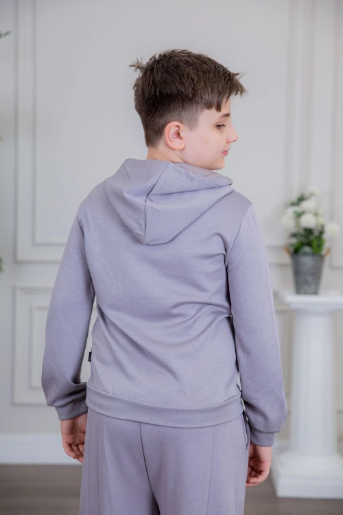 طقم ولادي أنيق قطعتين لون موف مع قبعة هودي و أكمام طويلة مع كتابة أمامية و بنطلون بجيوب و مطاط من الأسفل