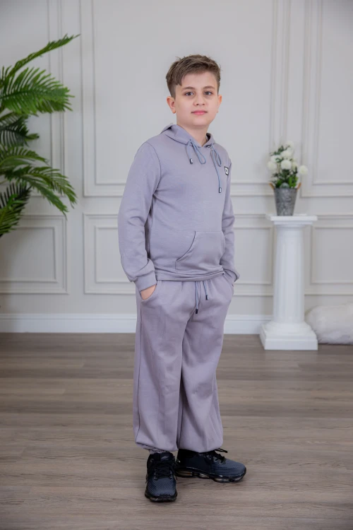 طقم ولادي أنيق قطعتين لون موف مع قبعة هودي و أكمام طويلة مع كتابة أمامية و بنطلون بجيوب و مطاط من الأسفل