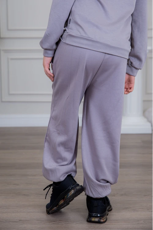 طقم ولادي أنيق قطعتين لون موف مع قبعة هودي و أكمام طويلة مع كتابة أمامية و بنطلون بجيوب و مطاط من الأسفل