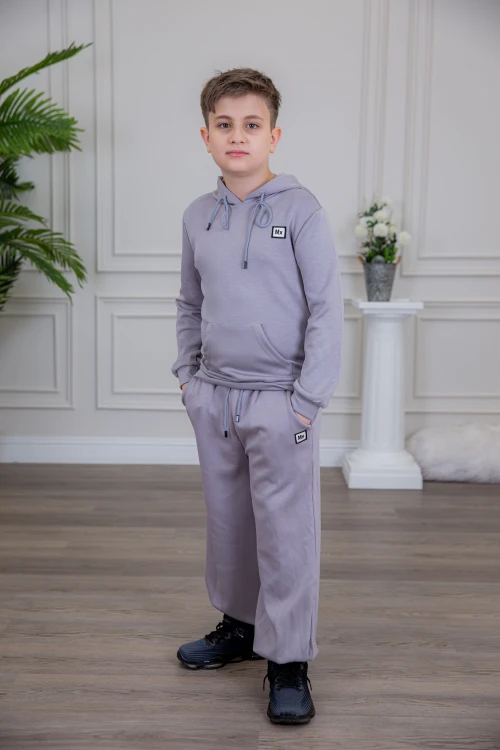 طقم ولادي أنيق قطعتين لون موف مع قبعة هودي و أكمام طويلة مع كتابة أمامية و بنطلون بجيوب و مطاط من الأسفل