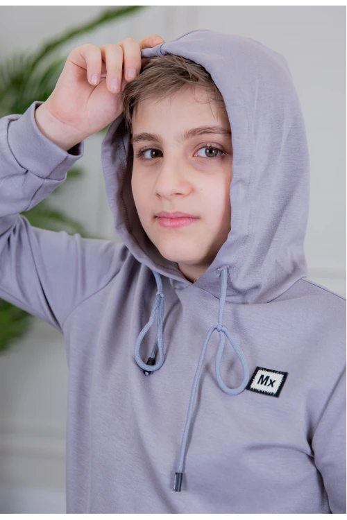 طقم ولادي أنيق قطعتين لون موف مع قبعة هودي و أكمام طويلة مع كتابة أمامية و بنطلون بجيوب و مطاط من الأسفل