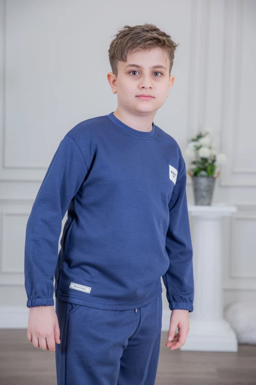 طقم ولادي أنيق قطعتين لون كحلي أكمام طويلة مع كتابة أمامية و بنطلون بجيوب و مطاط من الأسفل