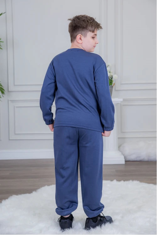 طقم ولادي أنيق قطعتين لون كحلي أكمام طويلة مع كتابة أمامية و بنطلون بجيوب و مطاط من الأسفل