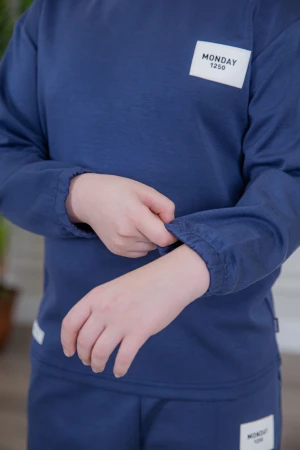 طقم ولادي أنيق قطعتين لون كحلي أكمام طويلة مع كتابة أمامية و بنطلون بجيوب و مطاط من الأسفل