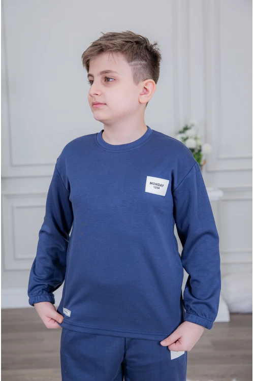 طقم ولادي أنيق قطعتين لون كحلي أكمام طويلة مع كتابة أمامية و بنطلون بجيوب و مطاط من الأسفل