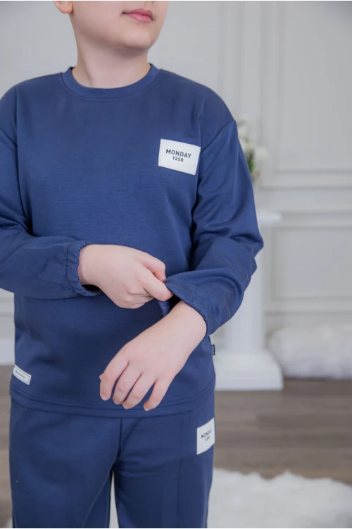 طقم ولادي أنيق قطعتين لون كحلي أكمام طويلة مع كتابة أمامية و بنطلون بجيوب و مطاط من الأسفل