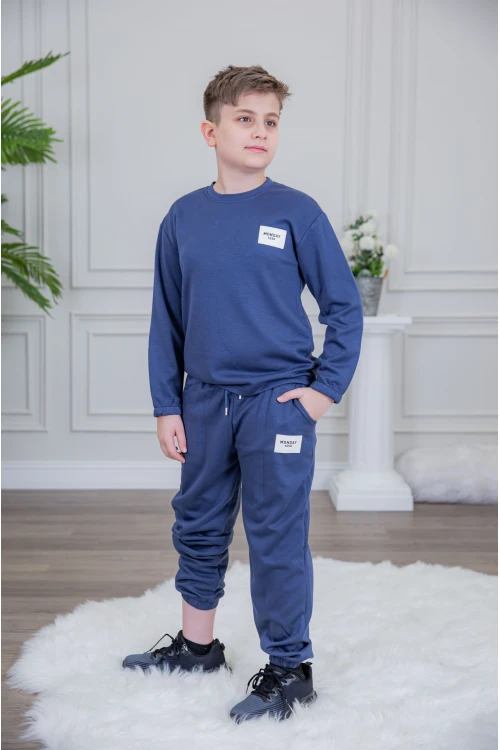 طقم ولادي أنيق قطعتين لون كحلي أكمام طويلة مع كتابة أمامية و بنطلون بجيوب و مطاط من الأسفل