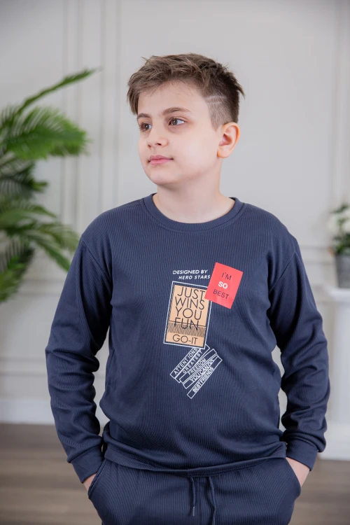 طقم ولادي أنيق قطعتين لون كحلي أكمام طويلة مع رسومات أمامية و بنطلون بجيوب و مطاط من الأسفل