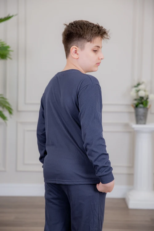 طقم ولادي أنيق قطعتين لون كحلي أكمام طويلة مع رسومات أمامية و بنطلون بجيوب و مطاط من الأسفل