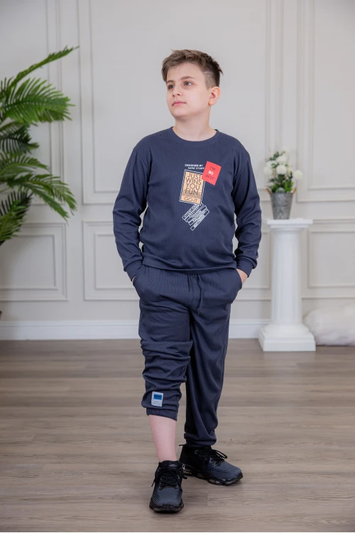 طقم ولادي أنيق قطعتين لون كحلي أكمام طويلة مع رسومات أمامية و بنطلون بجيوب و مطاط من الأسفل