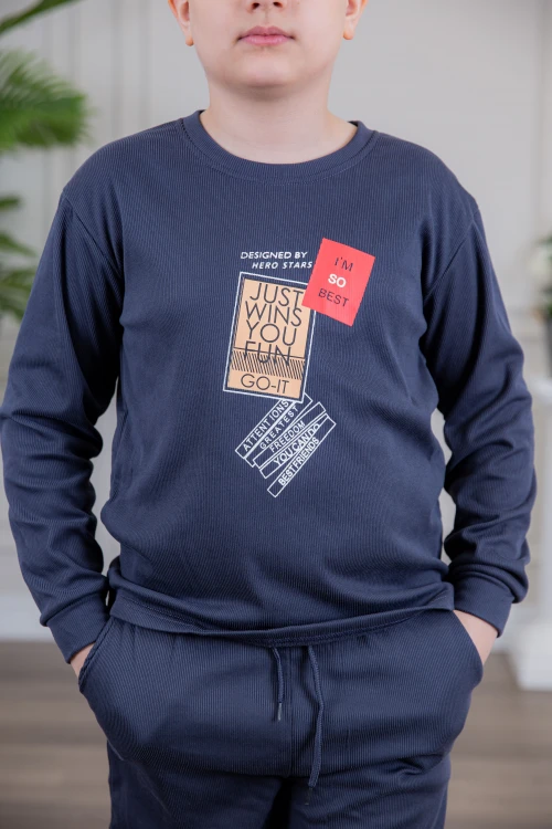 طقم ولادي أنيق قطعتين لون كحلي أكمام طويلة مع رسومات أمامية و بنطلون بجيوب و مطاط من الأسفل