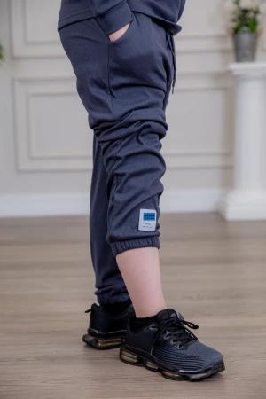 طقم ولادي أنيق قطعتين لون كحلي أكمام طويلة مع رسومات أمامية و بنطلون بجيوب و مطاط من الأسفل