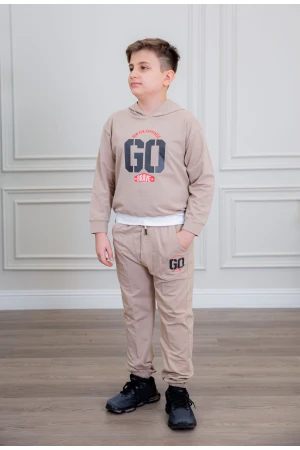 طقم ولادي أنيق قطعتين لون بيج أكمام طويلة مع كتابة أمامية و بنطلون بجيوب و مطاط من الأسفل