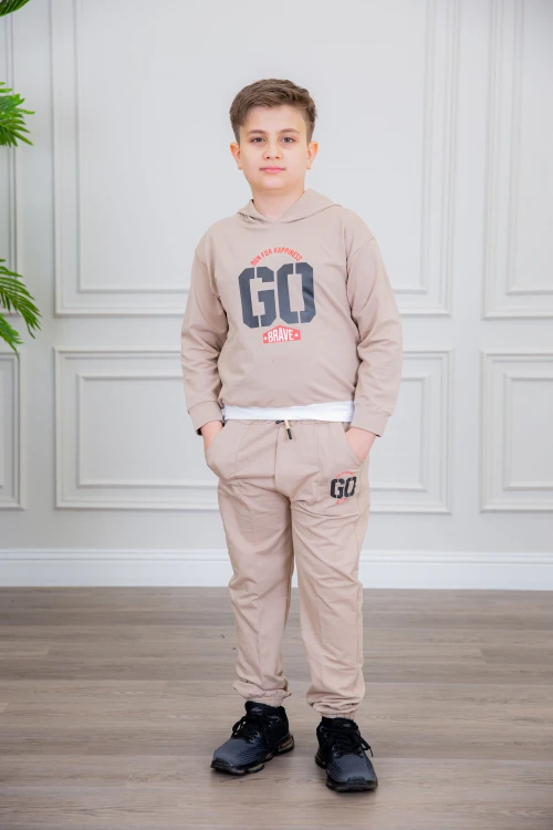 طقم ولادي أنيق قطعتين لون بيج أكمام طويلة مع كتابة أمامية و بنطلون بجيوب و مطاط من الأسفل