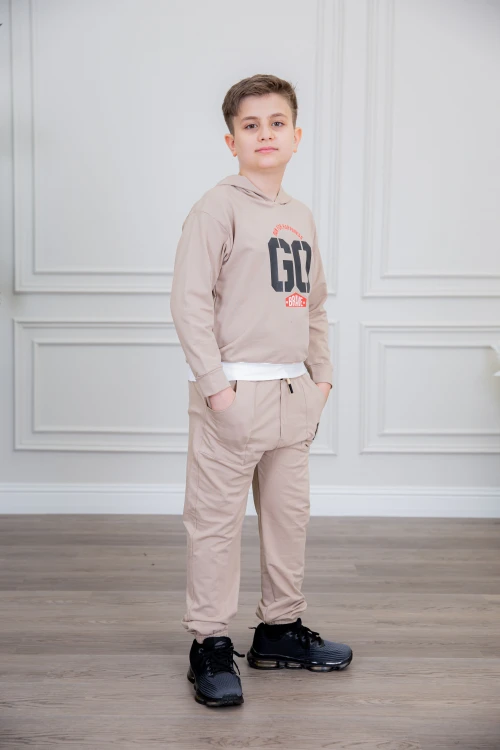 طقم ولادي أنيق قطعتين لون بيج أكمام طويلة مع كتابة أمامية و بنطلون بجيوب و مطاط من الأسفل