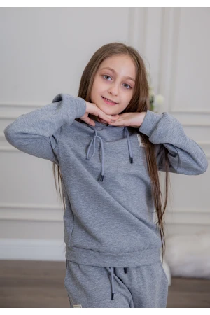 طقم بناتي أنيق قطعتين لون رمادي مع قبعة هودي و أكمام طويلة مع كتابة أمامية و بنطلون بجيوب و مطاط من الأسفل