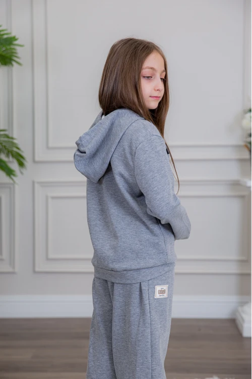 طقم بناتي أنيق قطعتين لون رمادي مع قبعة هودي و أكمام طويلة مع كتابة أمامية و بنطلون بجيوب و مطاط من الأسفل