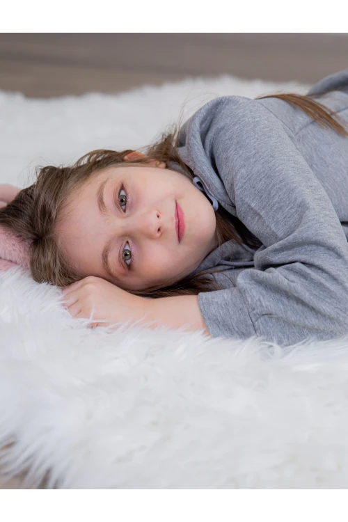 طقم بناتي أنيق قطعتين لون رمادي مع قبعة هودي و أكمام طويلة مع كتابة أمامية و بنطلون بجيوب و مطاط من الأسفل