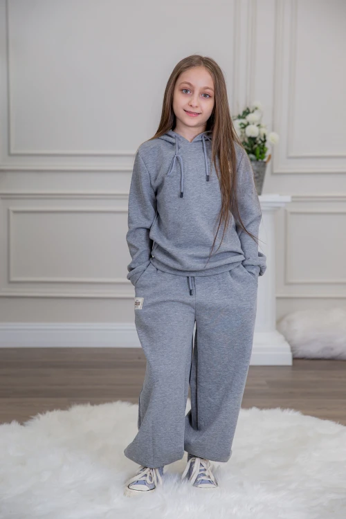 طقم بناتي أنيق قطعتين لون رمادي مع قبعة هودي و أكمام طويلة مع كتابة أمامية و بنطلون بجيوب و مطاط من الأسفل