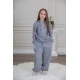 طقم بناتي أنيق قطعتين لون رمادي مع قبعة هودي و أكمام طويلة مع كتابة أمامية و بنطلون بجيوب و مطاط من الأسفل
