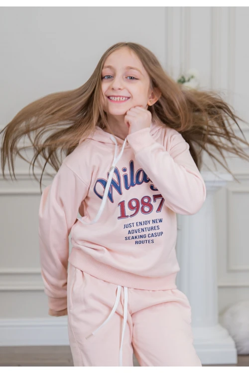 طقم بناتي أنيق قطعتين لون وردي مع قبعة هودي و أكمام طويلة مع كتابة أمامية و بنطلون بجيوب و مطاط من الأسفل