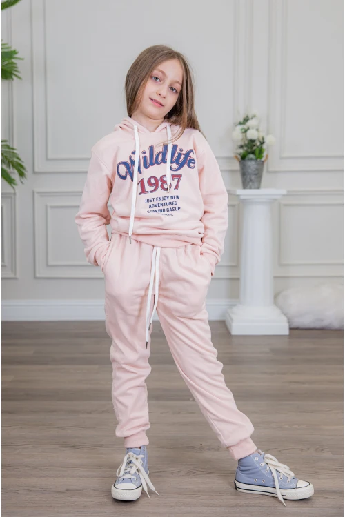 طقم بناتي أنيق قطعتين لون وردي مع قبعة هودي و أكمام طويلة مع كتابة أمامية و بنطلون بجيوب و مطاط من الأسفل